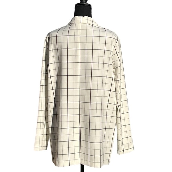 White gray stripped women’s blazer size 10. Office and Business. Black buttons - Picture 2 of 5